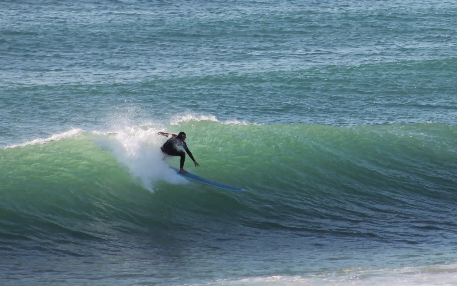 Surfista en una ola de Badalona