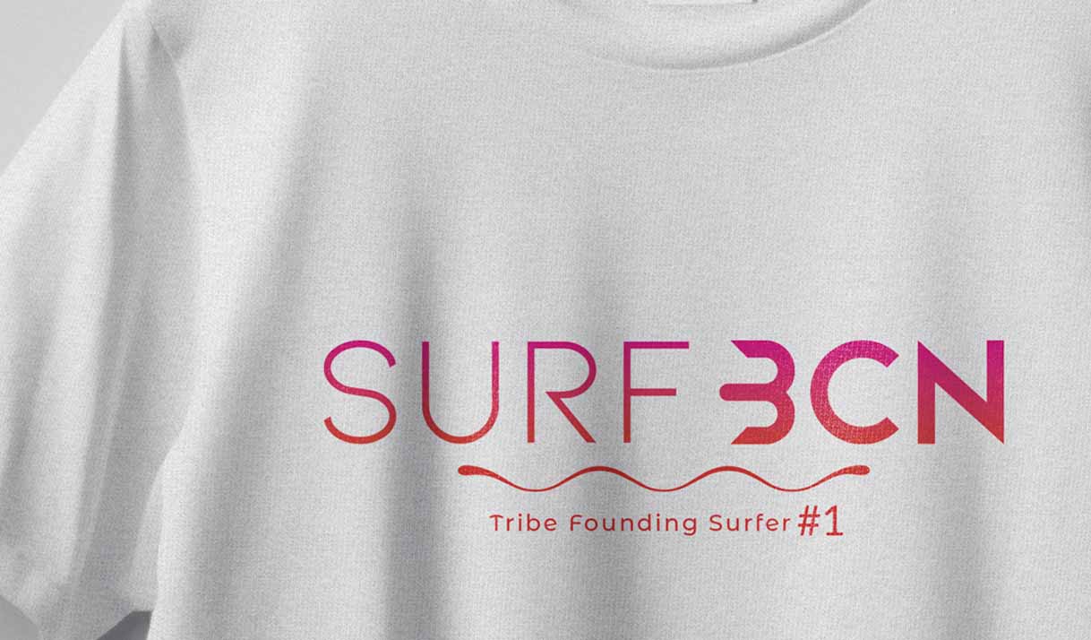 Camiseta numerada de Founding Surfer, con el logo de SurfBCN