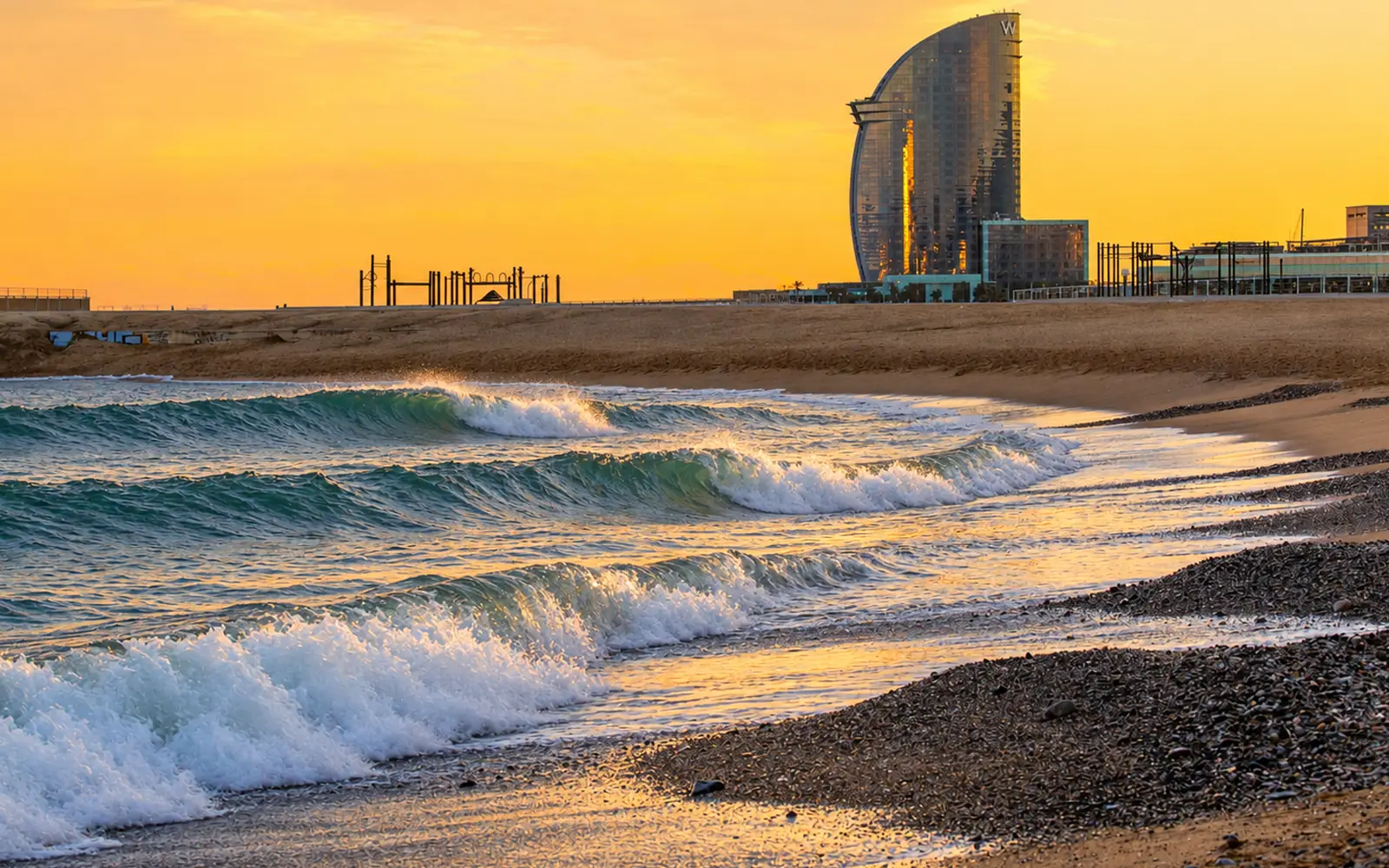 Surfista en la Barceloneta al atardecer